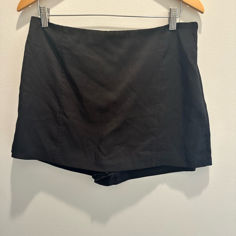 Black Skort